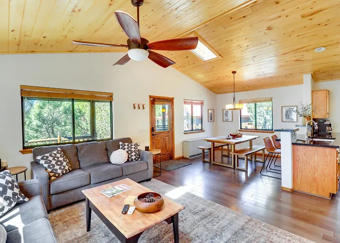 Large Yard, Patio & Detached Casita In Show *